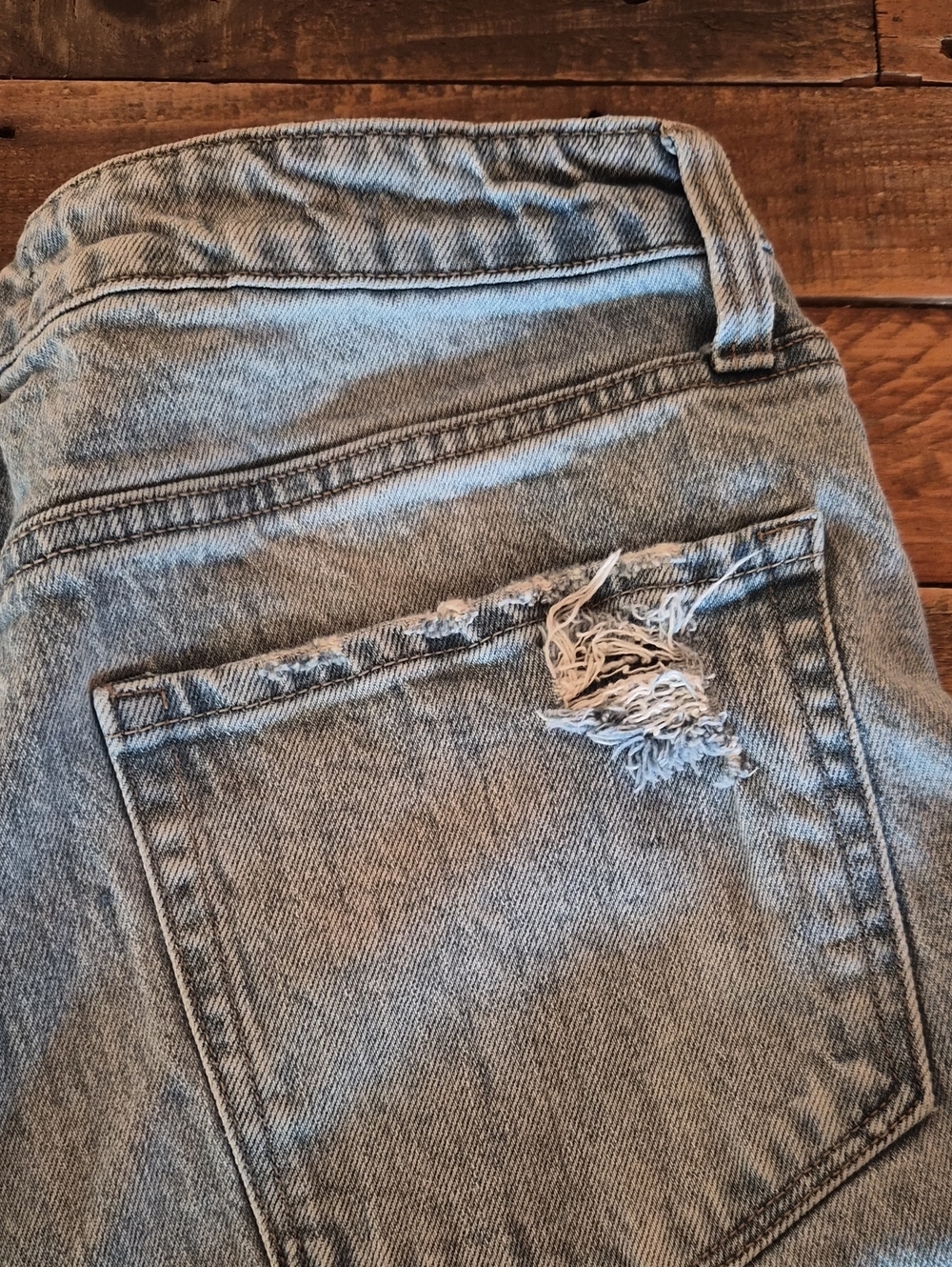 Vervet Cropped Light Wash Jean with Raw Hem - Picture 3 of 7